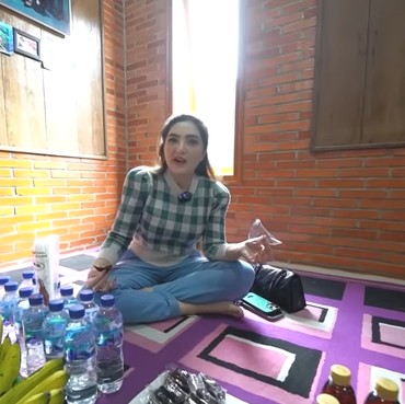 Ashanty Kena Sentil usai Salat Tanpa Mukena di Rumah Mulan Jameela