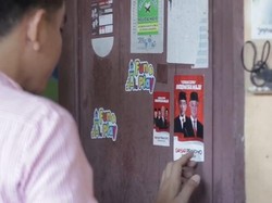 Gibran Tempel Stiker Bergambar Jokowi-Ganjar ke Rumah Warga Solo