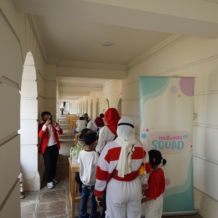 <p>Para Bunda bersemangat mengikuti acara. Setelah melakukan registrasi, para Bunda dan Si Kecil diajak berkeliling ke dalam museum. Salah satunya yakni mengunjungi ruang tata pamer sejarah bangsa Indonesia, dari sebelum kemerdekaan hingga sesudah proklamasi. (Foto: Tim HaiBunda)</p>