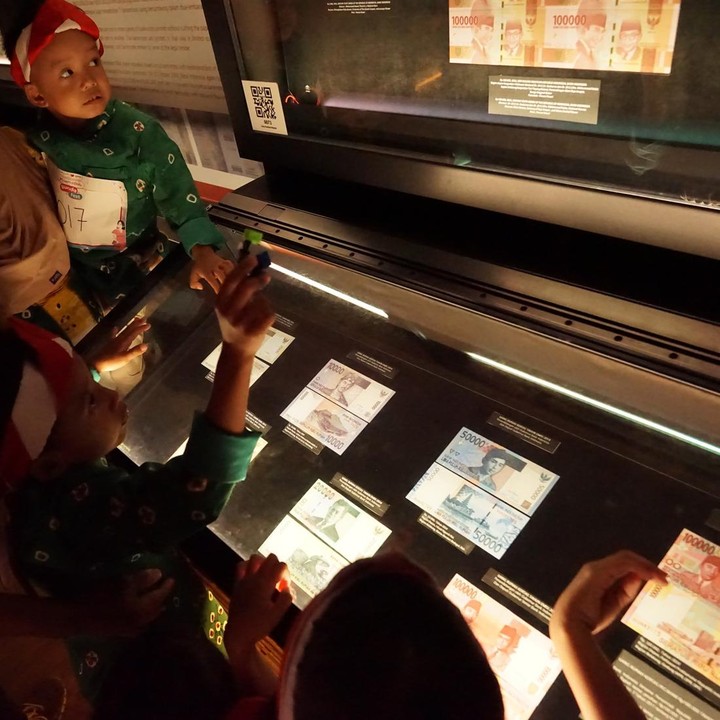 <p>Para peserta juga mengunjungi ruang khusus koleksi mata uang dari berbagai negara. Mereka juga diperlihatkan mata uang rupiah pertama Indonesia, lho, Bunda. (Foto: Tim HaiBunda)</p>