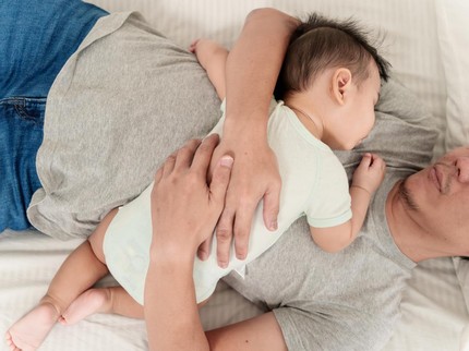 Studi Ungkap Peran Penting Breastfeeding Father dan Pola Tidur Bayi