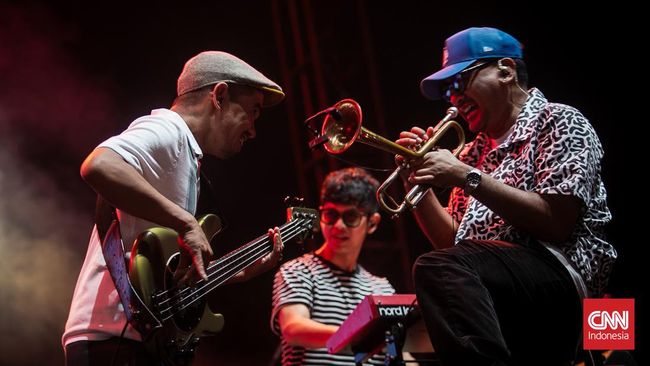 Maliq & D'essentials cerita momen pertemuan dengan Chris Martin hingga bisa tampil di konser Coldplay Jakarta, Rabu (15/11).  