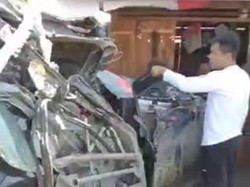 Detik-detik Sopir Minibus Tewas Ditabrak Truk Lawan Arah di Konawe