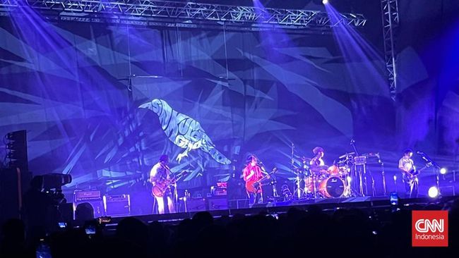 Meskipun tampil minimalis, Asian Kung-Fu Generation tetap mampu bertukar cerita dan energi dengan para penggemar lewat lagu-lagu mereka.