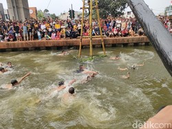 Heboh Warga Lomba Tangkap Bebek di Kalimalang Jaktim Incar Logam Mulia