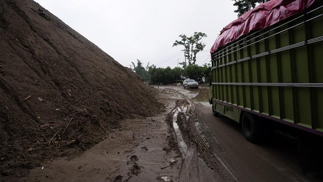Longsor di wilayah Kabupaten Donggala, Sulawesi Tengah membuat warga terisolir. BPBD kerahkan alat berat dan personelnya untuk membuka akses jalan.
