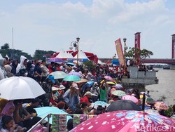 Padat! Ribuan Orang Ramaikan Tradisi Perahu Bidar Sungai Musi