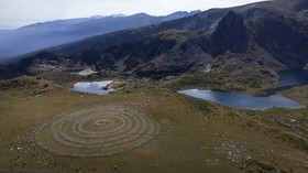 FOTO: Tarian Ritual Musim Panas di Puncak Gunung Bulgaria