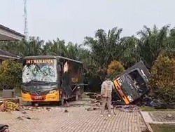Penampakan Mobil Polisi Rusak-Terbalik Akibat Demo Buruh Sawit di Kalbar