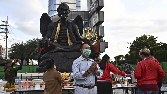 Kehadiran patung Kru Kai Kaew memicu kontroversi di Thailand usai sebagian orang menganggap patung itu harus dimusnahkan.