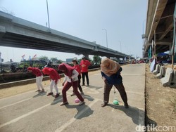 Serunya Lomba Giring Bola dengan Botol Ala Emak-emak di Cipinang Melayu