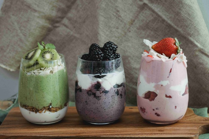 Smoothie dengan buah dan yogurt/Foto: Pexels/Nicola Barts