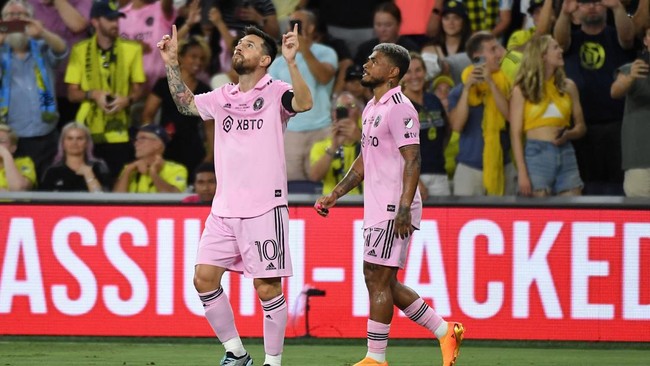 'Skor' Lionel Messi vs Cristiano Ronaldo di luar Eropa kini imbang 1-1 setelah Inter Miami juara Piala Liga usai kalahkan Nashville lewat drama adu penalti.
