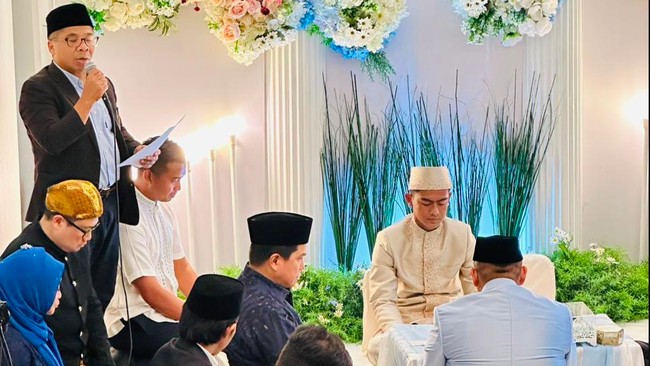 Pemain Timnas Indonesia Asnawi Mangkualam memberikan ucapan selamat kepada sahabatnya yaitu Pratama Arhan yang menikah dengan Nurul Azizah di Tokyo.