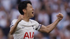 FOTO: Tottenham Tertawa di Balik Penderitaan MU