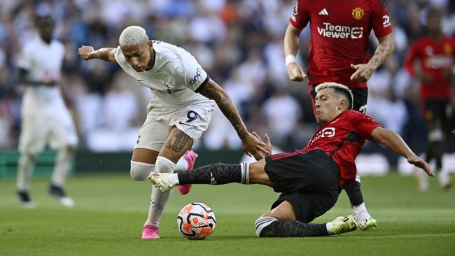 Lisandro Martinez disejajarkan dengan Harry Maguire usai Manchester United kalah 0-2 dari Tottenham Hotspur di Liga Inggris.
