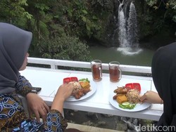 Menyantap Nasi Tutug Oncom Lezat Dapat Bonus Tak Biasa di Subang