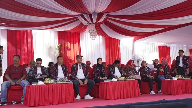 Peringati Hari Ulang Tahun ke-78 RI dan hari jadi ke-219 Klaten, Pemerintah Kabupaten Klaten adakan karnaval Pembangunan dengan pawai mobil hias.