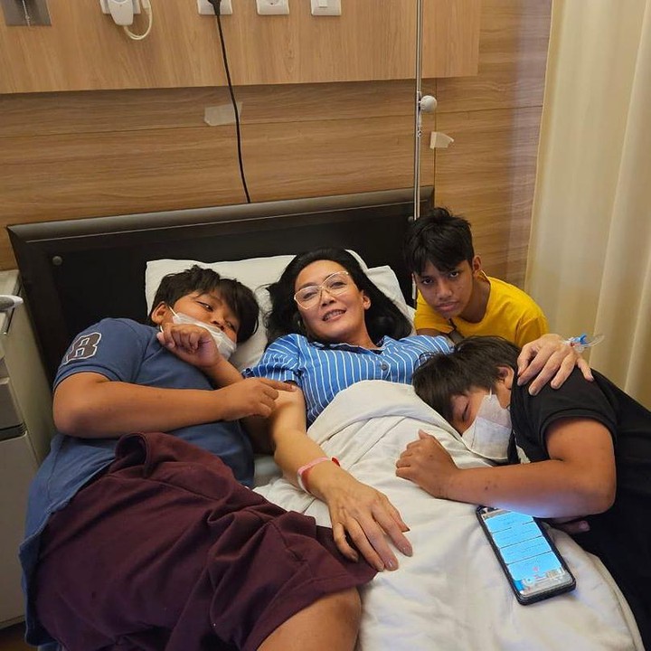 <p>Rieke Diah Pitaloka menikmati perannya sebagi Bunda. Ia dikaruniai tiga anak dari pernikahannya dengan Donny Gahral Adian. Mereka adalah Sagara Kawani Hadiasyah dan si kembar Misesa Adiansyah serta Jalumanon Badrika. (Foto: Instagram @riekediahp)</p>