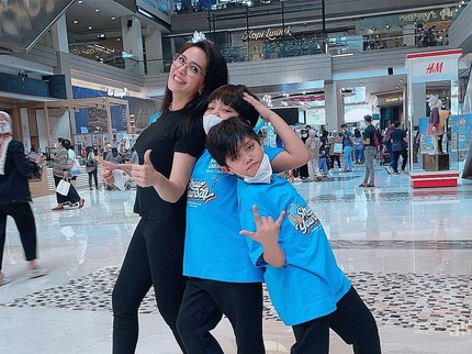Momen Langka, Intip 5 Potret Rieke Diah Pitaloka Bareng Ketiga Anak Laki-lakinya