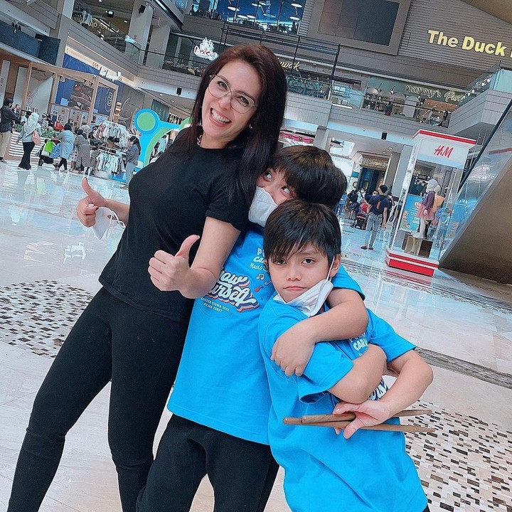 <p>Sebagai Bunda, Rieke Diah Pitaloka selalu berusaha menjalin kedekatan yang erat dengan anak-anaknya. Ia menjadi Bunda yang seru dan mengasyikkan, nih. (Foto: Instagram @riekediahp)</p>