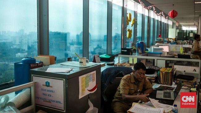 Ekonomi menyebut WFH yang diterapkan demi mengatasi polusi udara di Jabodetabek berisiko membuat PDRB DKI Jakarta sekitar Rp215,8 triliun sepanjang 2023 amblas.