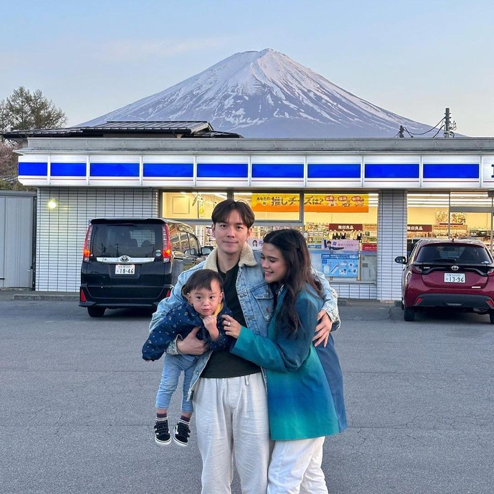 <p>Meski jarang terlihat dan lama menghilang dari layar kaca, pasangan ini aktif di media sosial Instagram, Bunda. Di sana, mereka benyak melakukan interaksi dengan para penggemar. (Foto: Instagram @anthonyxie_)<br /><br /><br /></p>