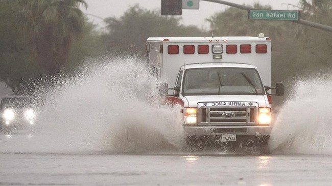 AS dihantam Badai Tropis Hilary, Minggu (20/8), membawa hujan lebat yang dikhawatirkan memicu banjir mematikan. California pun mendeklarasikan status darurat.
