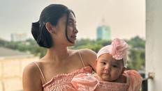AYAH ADIPATI DOLKEN TEMANI ISTRI MENYUSUI SI KECIL