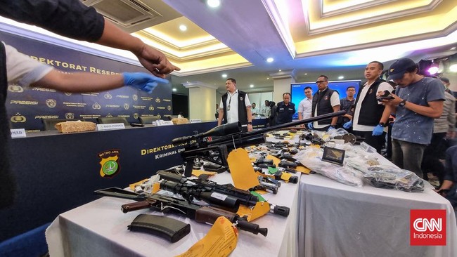 Dirreskrimum Polda Metro Jaya menyebut penjual senjata kepada tersangka terorisme yang merupakan pegawai KAI, DE (28) adalah seorang residivis berinisial R.
