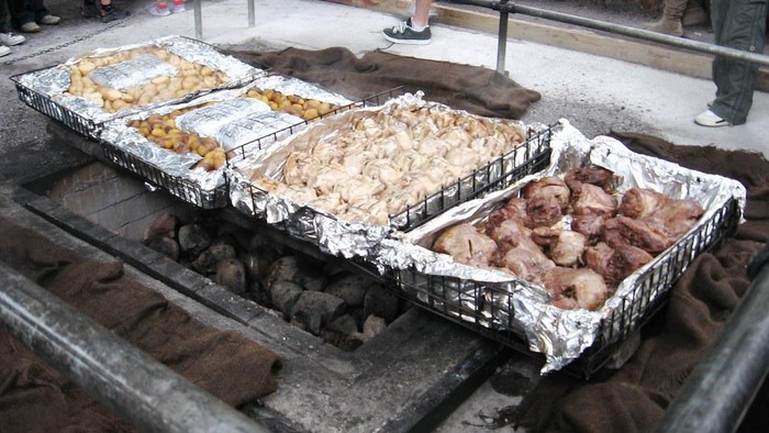 Ilustrasi makanan khas suku Maori. /Foto: Flicker.com/JSilver.