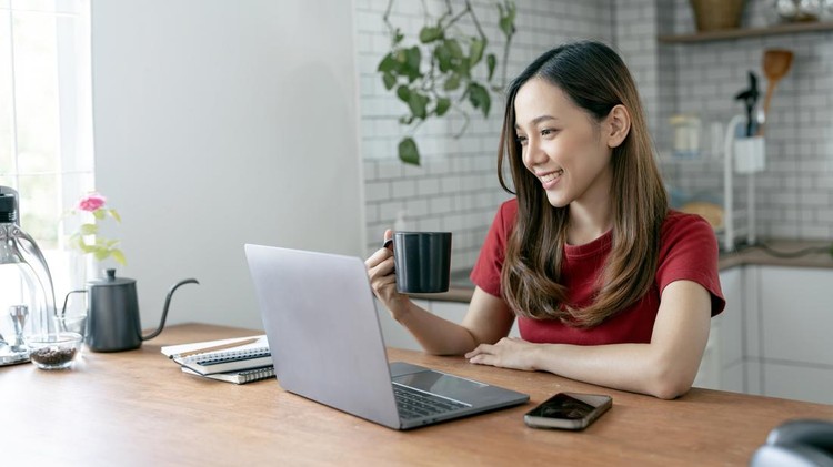 Ilustrasi wanita bekerja dengan laptop