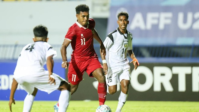 Winger Jeam Kelly Sroyer membawa Timnas Indonesia U-23 unggul 1-0 lebih dulu atas Thailand dalam semifinal Piala AFF U-23 2023 di Stadion Rayong, Kamis (24/8).