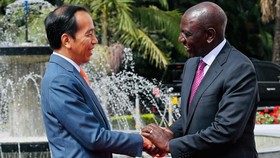 Presiden Kenya Ruto Tertawa Lepas Diajak Jokowi Tinggal Sebulan di RI