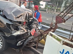Mobil Pelat Merah Kecelakaan di Tol JORR hingga Ringsek