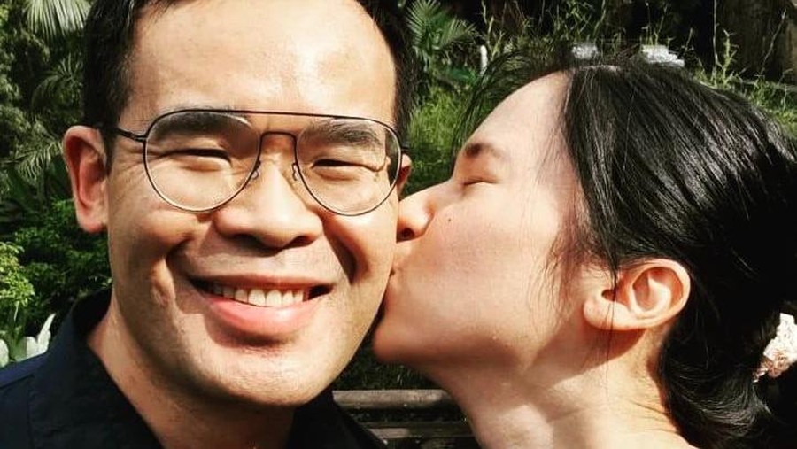 Laura Basuki bersama suami dan anak