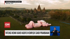 VIDEO: Patung Ikonik KAWS Rebahan di Komplek Candi Prambanan