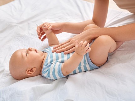 5 Cara Mengatasi Perut Kembung pada Bayi, Menyendawakan hingga Pijat ILU