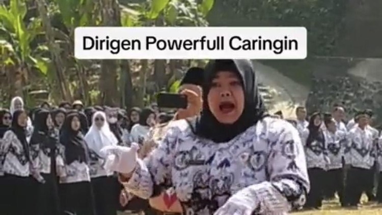 Potongan video viral guru energik saat jadi dirigen