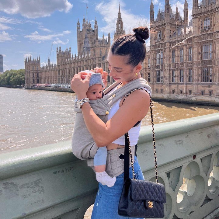 <p>Ketika berlibur ke London, Jennifer Bachdim asyik menggendong bayinya, Kiro Bachdim, dengan menggunakan<em> baby carrier</em>. Si Kecil pun terlihat sangat anteng dan nyaman. (Foto: Instagram: @jenniferbachdim)</p>