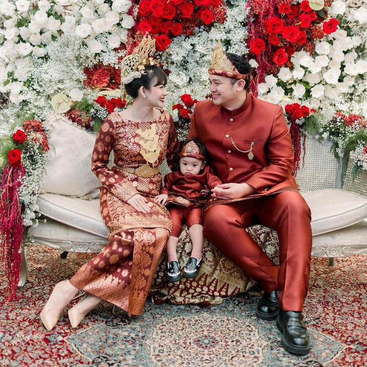 <p>Bertepatan dengan HUT Kemerdekaan RI, Gilang pun merayakan ulang tahunnya dengan menggunakan adat Palembang bernuansa merah putih. Ia dan keluarga tampil dengan sangat menawan. (Foto: Instagram: @gilangdirga)</p>