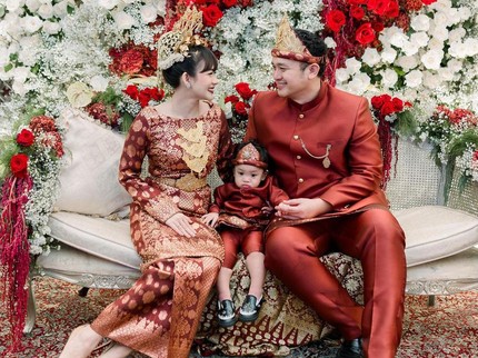 7 Potret Ulang Tahun Gilang Dirga Sekaligus Sunatan Anak, Meriah dengan Adat Palembang