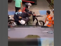 Heboh Pria Bercelana Loreng Pukul Kepala Juru Parkir, Ini Kata TNI