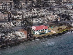 Viral Rumah Atap Merah Utuh di Tengah Kebakaran Dahsyat Hawaii