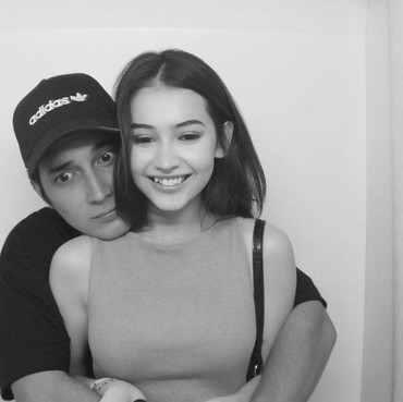 Rayakan Anniv Pertama, 7 Gaya Pacaran Hot Sandrinna Michelle & Junior Roberts