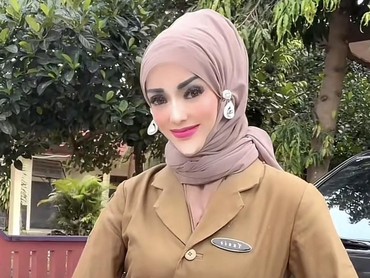 img-title Terungkap Wajah Asli TikToker Yuni Jasmine PNS Lampung Berdagu Lancip yang Viral