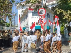 Melihat Teatrikal Penurunan Bendera Jepang di Surabaya Tandai Proklamasi Polri