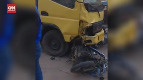 VIDEO: Truk Boks Tabrak 5 Motor di Bogor, 1 Orang Tewas