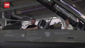 VIDEO: Momen Zelensky Girang Duduk di Kokpit Jet F-16 Denmark