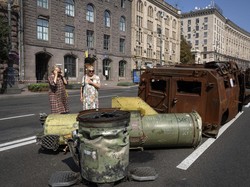 Pameran Tank Rusia Porak-poranda di Persiapan Hari Kemerdekaan Ukraina